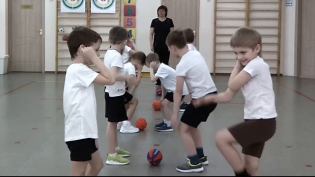 Подвижная игра "Возьми мяч" смотреть онлайн