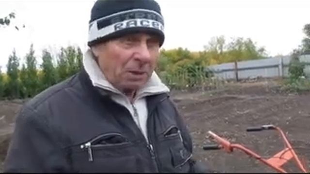 MVI 0159 x264 Осенняя вспашка земли на огороде, называется зяблевая, для накопление влаги в почву. смотреть онлайн