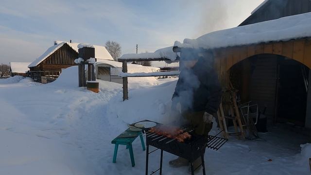 ЧИСТИМ СНЕГ СНЕГОУБОРЩИКОМ. ЖАРЮ ШАШЛЫК. смотреть онлайн