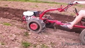 Вспашка земли мотоблоком МТЗ с адаптером