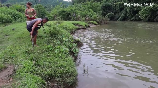 Skill Catching Fish By Hands, Catch a lot of catfish spawning in water смотреть онлайн