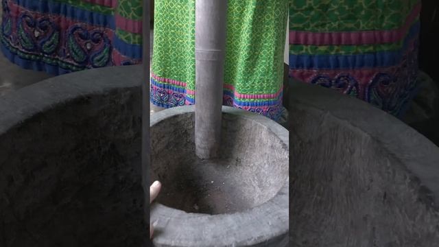 Индия. Огромная ступка для размалывания круп и специй. смотреть онлайн