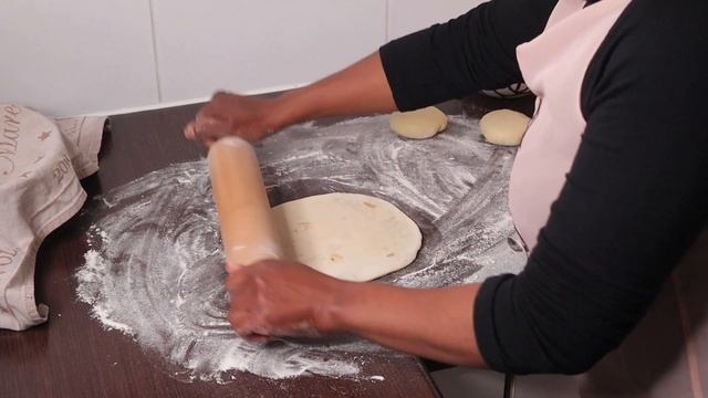 Surinaamse Roti Recept - Zelf Roti Kip Aardappel maken - In de keuken van Sirmean смотреть онлайн