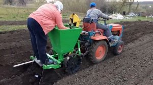 Трактор КМЗ 012 и картофелесажалка Bomet