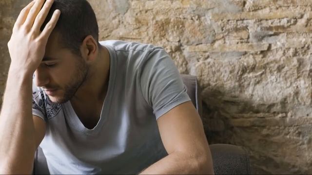 Только через сорок лет он узнал почему школьная любовь выбрала его друга,а не его. От услышанного о смотреть онлайн