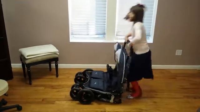 Folding the Valco Baby Snap Duo Stroller смотреть онлайн