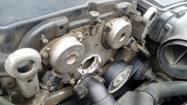 W203 MERCEDES C230K // CAMBIO DE ANTICONGELANTE, TERMOSTATO Y TUBO BYPASS смотреть онлайн