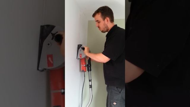 Cutting a chase using a Milwaukee wall chaser (WCE 30) смотреть онлайн