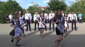 Выпускники танцуют с первоклассниками на празднике Последний звонок