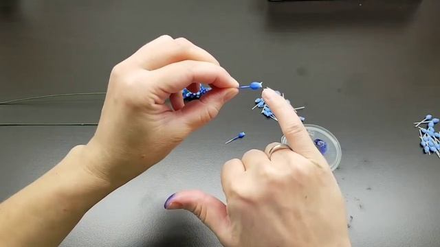 Создание цветочков Мускари из полимерной глины. Часть 2.mp4 смотреть онлайн