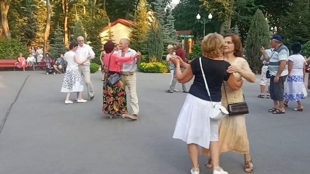 Ты красивая и счастливая!!!??Танцы в парке Горького!!! ??Харьков 2021 смотреть онлайн