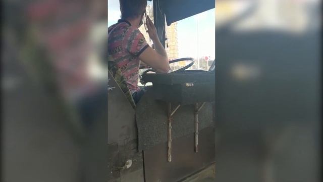 Водитель маршрутки говорит по телефону смотреть онлайн