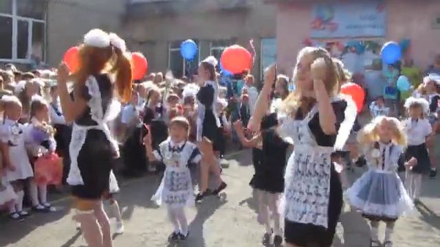 Танец первоклассников и выпускников смотреть онлайн