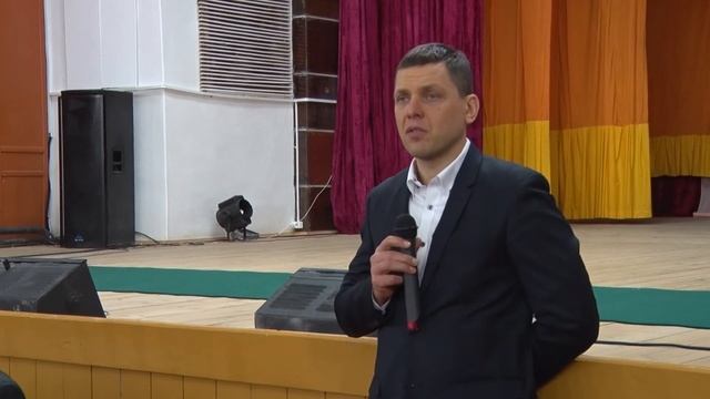 Еще одну встречу руководство района провело с жителями в доме культуры поселка Цветковский. смотреть онлайн