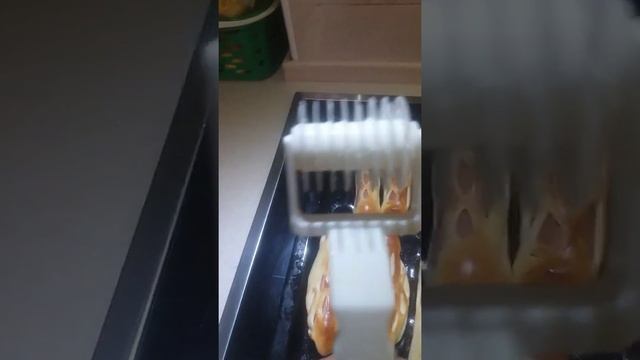 Сосиски в ожурном дрожжевое тесте. смотреть онлайн