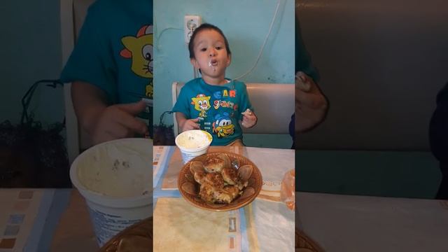 Маленький мальчик понимает почему воют волки смотреть онлайн