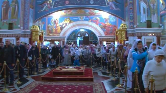 Божественная Литургия в Воскресенском кафедральном соборе 18112018 смотреть онлайн