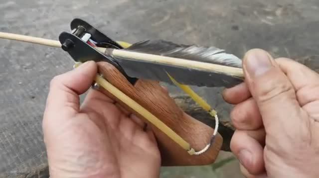 Изготовление потрясающей рогатки для охоты и самообороны (шаг за шагом) смотреть онлайн