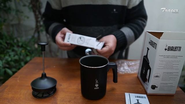 Ανοίγοντας την Bialetti Tuttocrema μια Χειροκίνητη Αφρογαλιέρα
