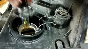 Nissan Tiida.  Замена лампы ближнего, дальнего света, лампы габарита, лампы поворотника