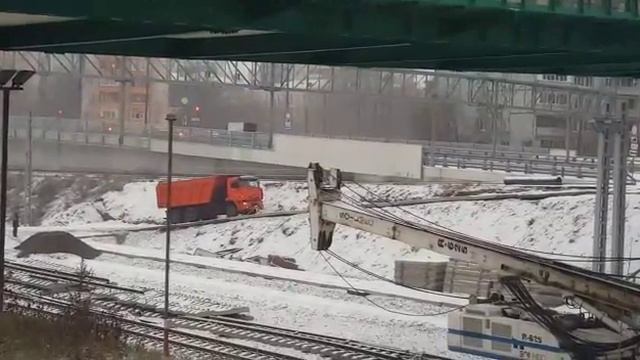 самосвал не может подняться в горку смотреть онлайн