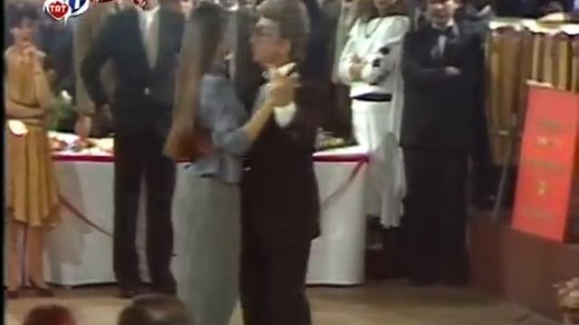 Zeki Müren - Gitme Sana Muhtacım (1984 Yılbaşı) смотреть онлайн