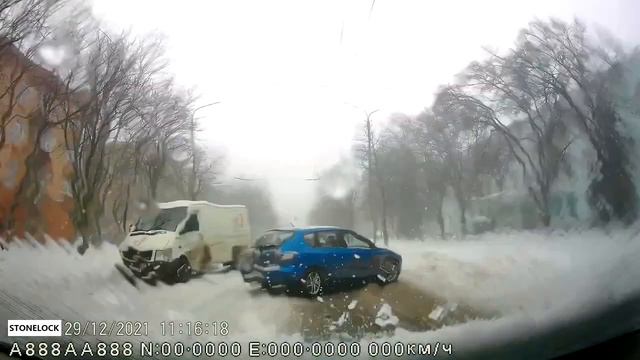 зачем необходимо чистить крышу автомобиля от снега смотреть онлайн