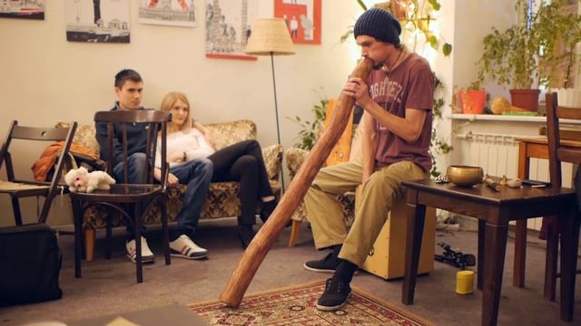 Андрей Мишенцев играет на диджериду, гуслях и кахоне смотреть онлайн