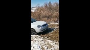 Лада Приора в грязи .Застрял, забуксовал при переезде дамбы на Сырдарье .