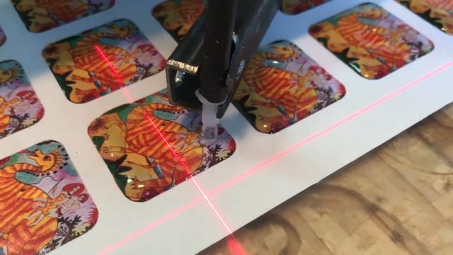 www.zalivkasmoloy.ru Изготовление наклеек с заливкой смолой. Автоматическая заливка. смотреть онлайн