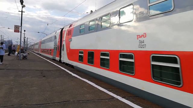 Электровоз ЭП2К-332 проезжает станцию Бронницы. Поезд дальнего следования с двухэтажным вагонами смотреть онлайн