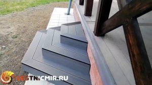 Примеры крыльца к дому на металлическом каркасе со ступенями из ДПК