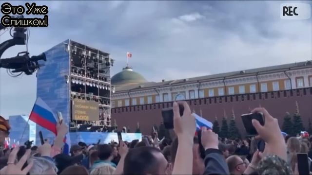 ТАКОГО МИР ЕЩЕ НЕ ВИДЕЛ! Певец Шаман с Тремя Красотками Спел На Красной Площади смотреть онлайн