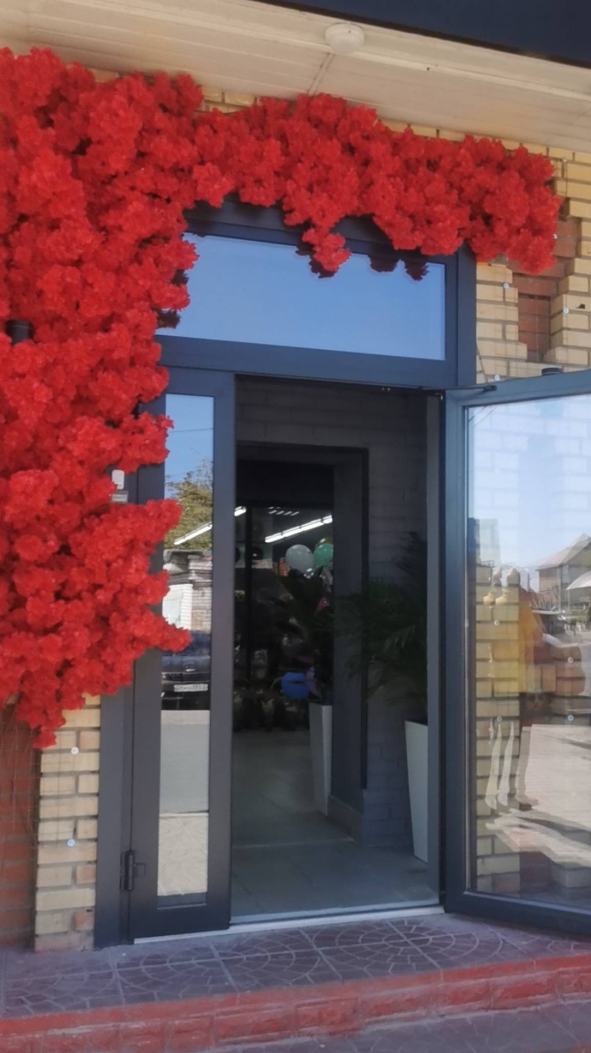 Стеклянная дверь в магазин или коммерческое помещение. Дверь из алюминия. смотреть онлайн