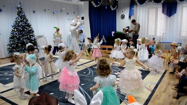 Танец Снежинок 2 младшая группа смотреть онлайн