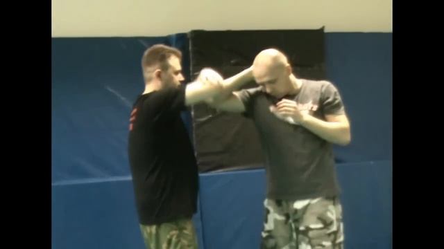 Приемы самообороны-удар локтем снизу. смотреть онлайн