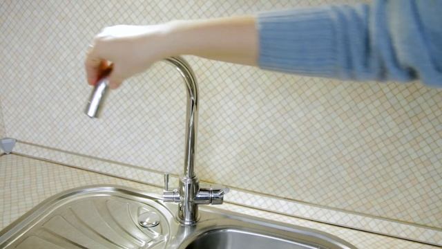 Кухонный смеситель Swedbe с каналом для фильтрованной воды смотреть онлайн