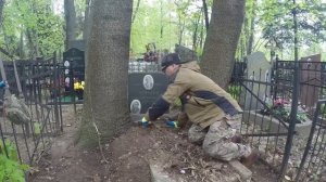 Могилу завалили мусором | Мы зажигаем души | Головинское кладбище ✞ Уборщик заброшенных могил ✞