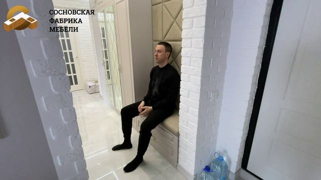 Красивый встроенный шкаф с сиденьем в узкий коридор смотреть онлайн