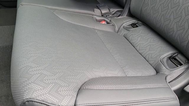 Toyota Sequoia 4WD Limited Hybrid 2023 in Magnetic Gray Metallic with S-Black Interior смотреть онлайн