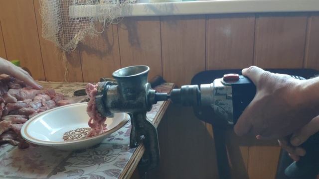 Старая мясорубка в деле! Не выбрасывайте старую мясорубку! Крутим мясо! смотреть онлайн