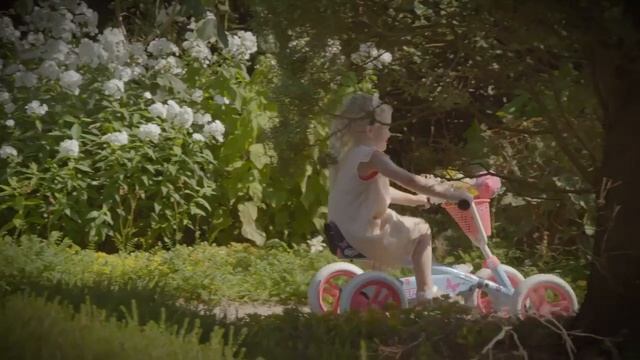 Веломобиль для девочек BERG Buzzy Bloom смотреть онлайн