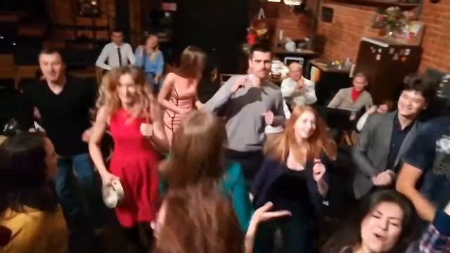 Зрители поют и танцую вместе с нетеатром на "Квартирник-шоу"! смотреть онлайн