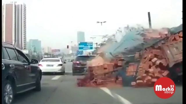 Машину раздавило в лепешку - 2. Водитель не успел выскочить... смотреть онлайн