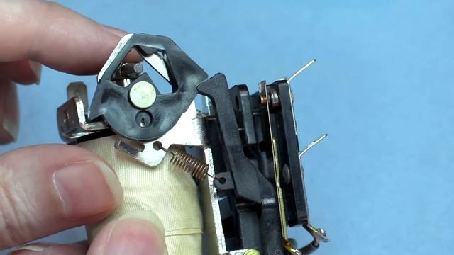 How Does A Latching Relay Work?? смотреть онлайн