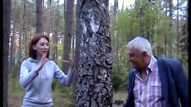 Русская девушка поет Украинскую песню в Смоленском лесу