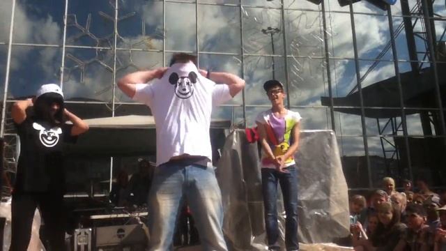 Дидджей снимает футболку на фестивале красок смотреть онлайн