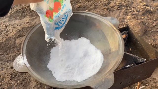 Обжиг чугунного казана на мангале смотреть онлайн