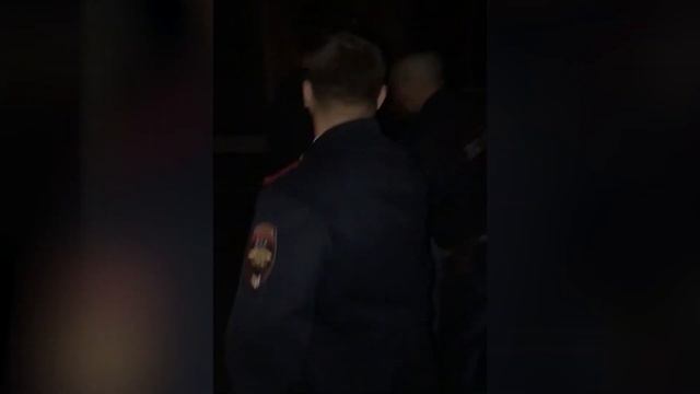 Полиция Зугрэса проводит жесткое задержание смотреть онлайн