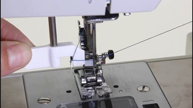 Utiliser l'enfile aiguille - Machine à coudre Necchi Q132A смотреть онлайн
